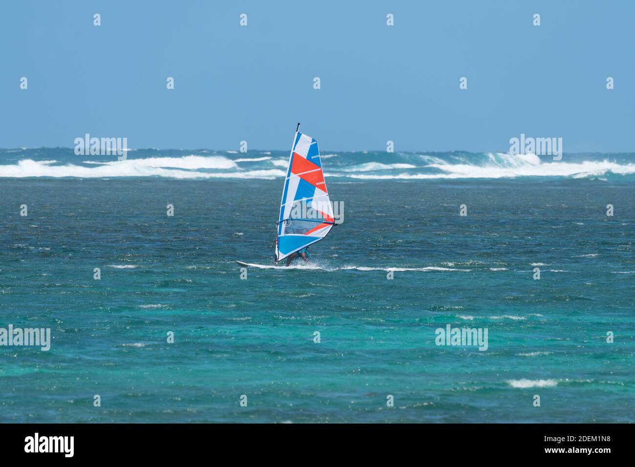 Windsurfer rasen auf dem türkisblauen Ozean Riff am Tropische Insel Mauritius Konzept Lifestyle und Wassersport Stockfoto