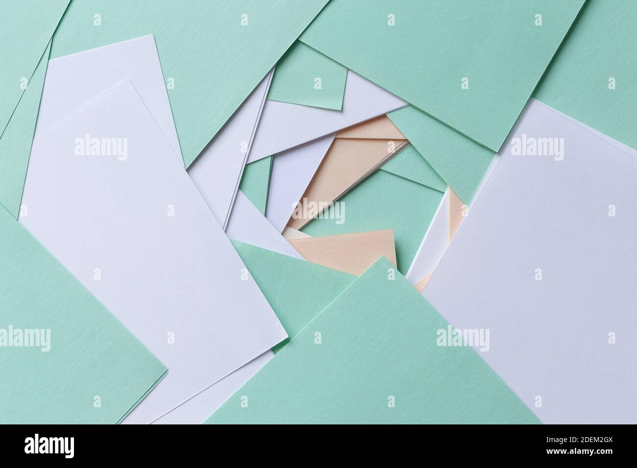 Abstrakter Hintergrund aus Papierstücken für Notizen in Form eines wirbelnden Brunnens. Stockfoto