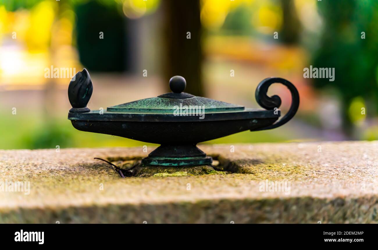 Alte Messing Öllampe Skulptur grün mit Patina. . Hochwertige Fotos Stockfoto