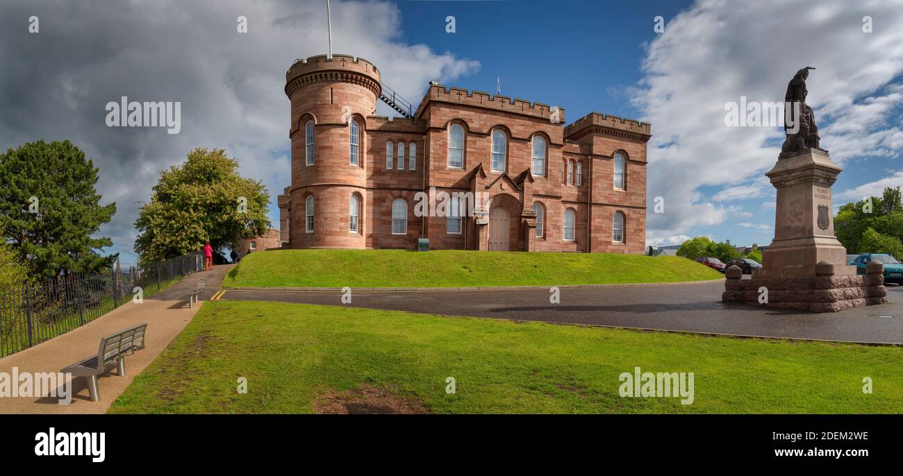 Inverness Castle auf einem grünen Hügel Stockfoto
