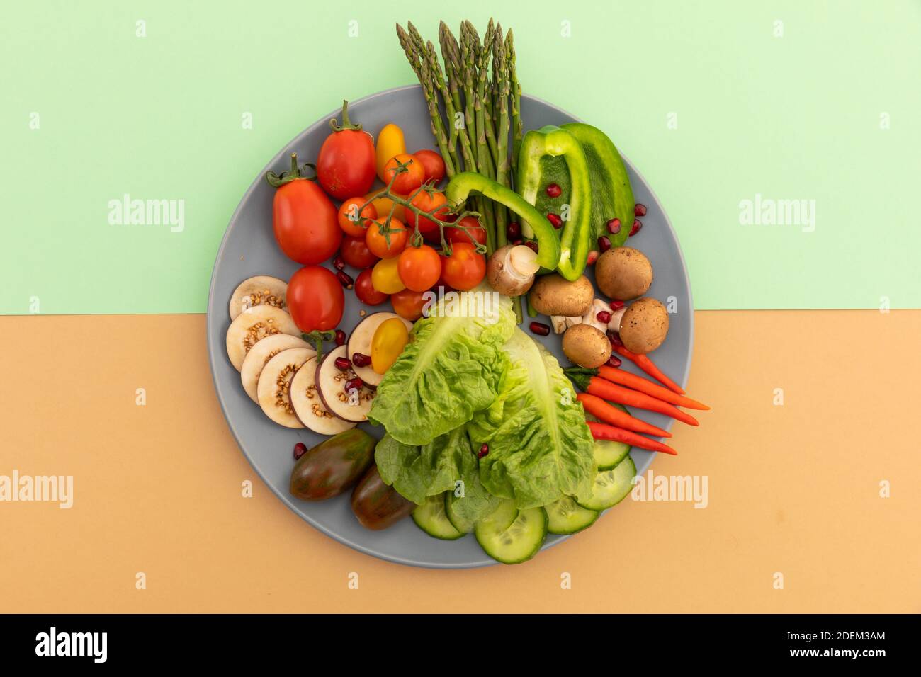 Hochwinkelansicht von frisch geschnittenem Gemüse auf grauem Teller Stockfoto