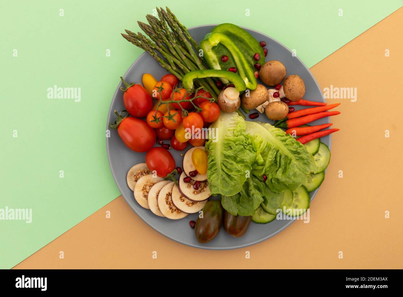 Hochwinkelansicht von frisch geschnittenem Gemüse auf grauem Teller Stockfoto