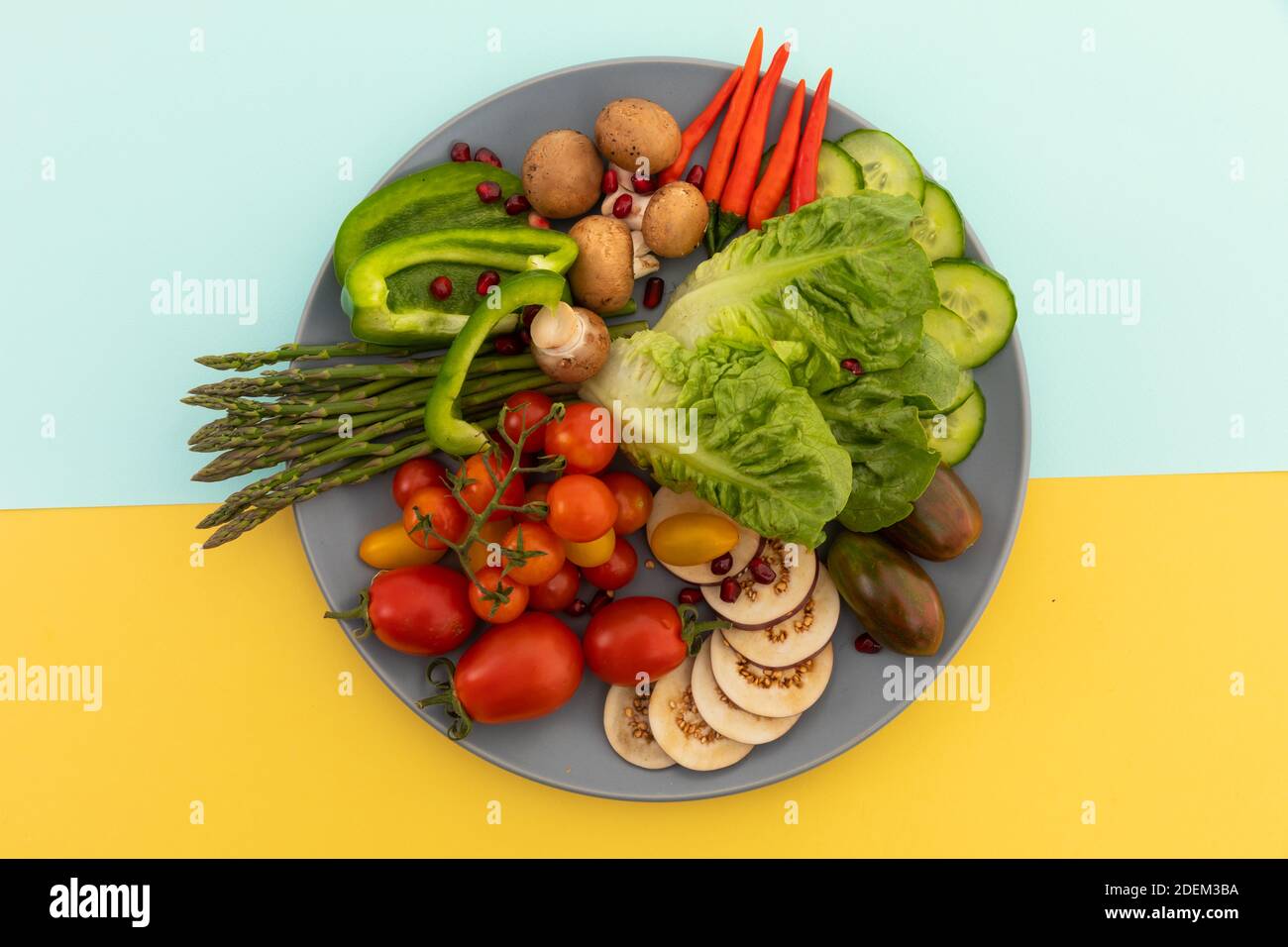 Hochwinkelansicht von frisch geschnittenem Gemüse auf grauem Teller Stockfoto
