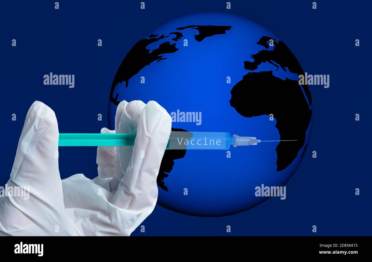 Eine Hand hält eine Spritze mit der Aufschrift Impfstoff symbolisch Vor dem Globus Stockfoto