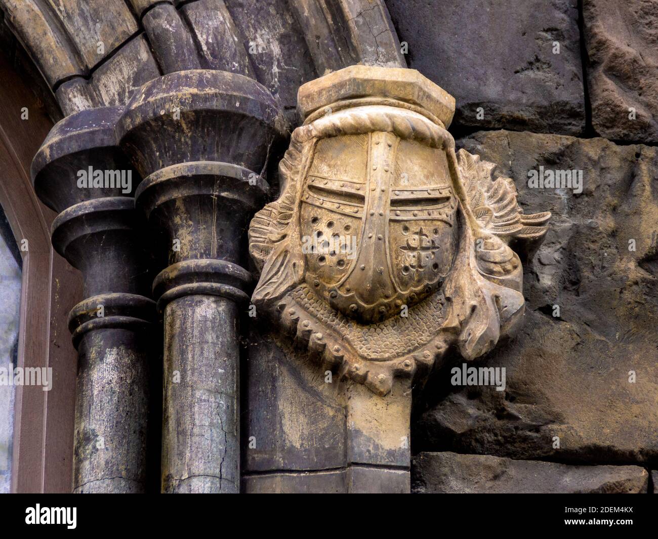 Dekor eines Steinwandbogens in Form von Das Gesicht eines mittelalterlichen Kriegerhelms Stockfoto