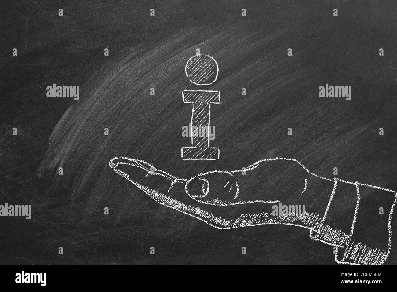 Menschliche Hand und Info-Symbol in Kreide auf einer Tafel gezeichnet. Informationen aus erster Hand, direkte Informationen, Wissen aus erster Hand, primäres Informationskonzept Stockfoto