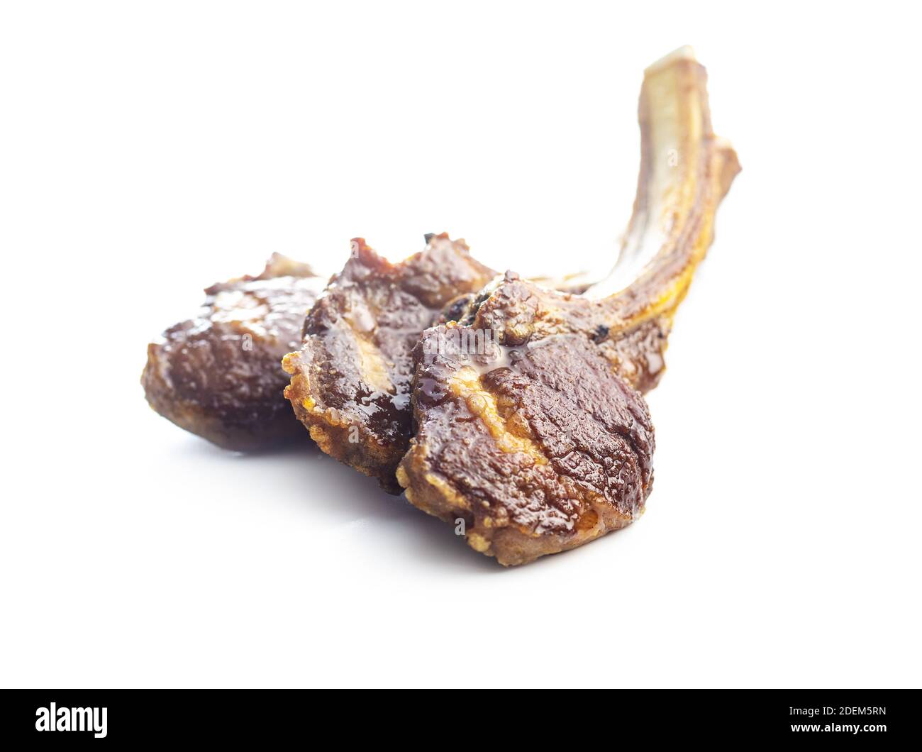Gegrillte Lammkoteletts isoliert auf weißem Hintergrund. Stockfoto