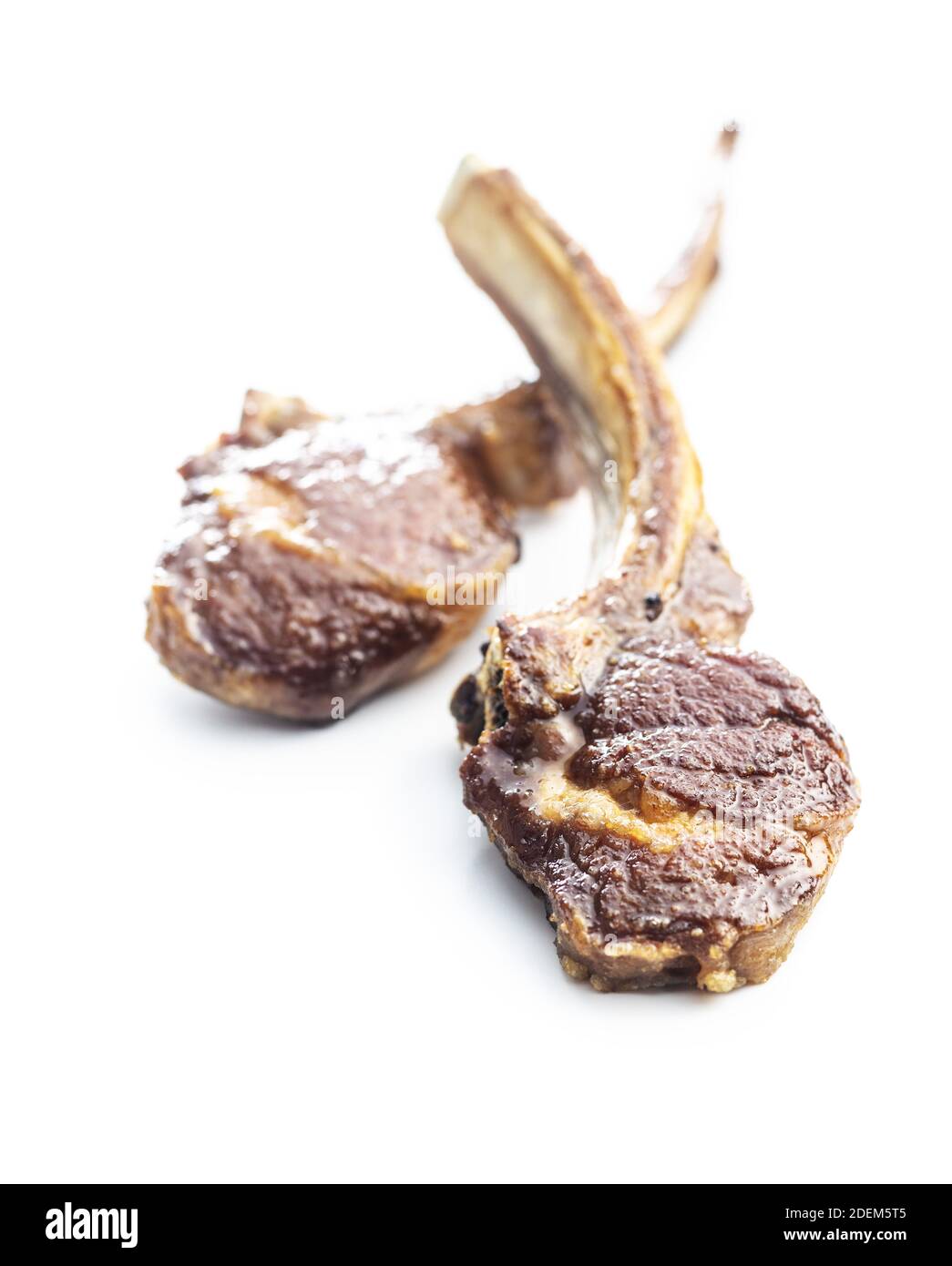 Gegrillte Lammkoteletts isoliert auf weißem Hintergrund. Stockfoto