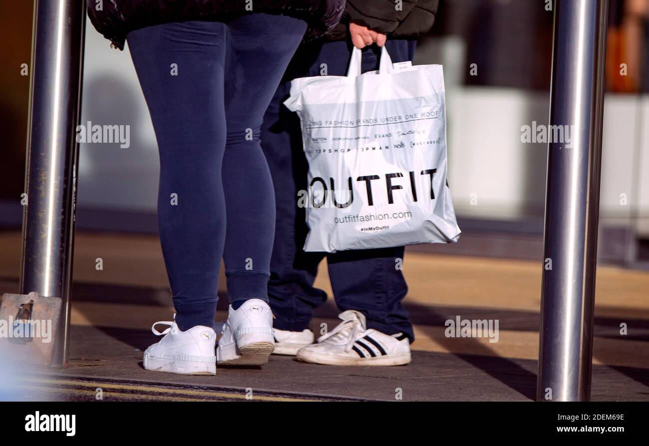 Käufer im Broughton Shopping Park in Nordwales verlassen ein Outfit-Geschäft, das Teil der Arcadia Group von Sir Philip Green ist, die in die Verwaltung eingestürzt ist und 13,000 Arbeitsplätze gefährdet. Stockfoto