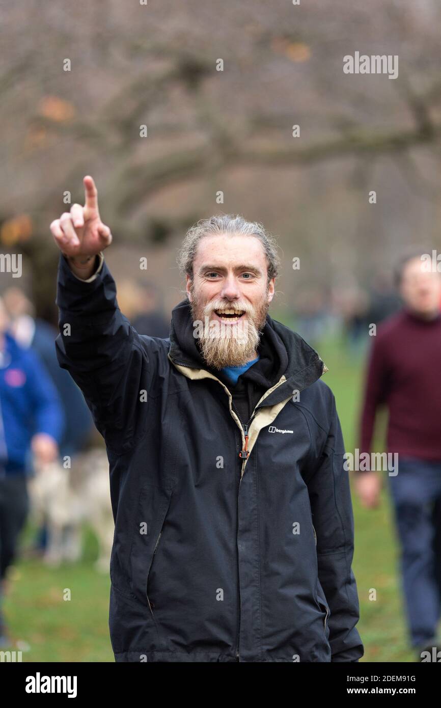 Anti-Lockdown Protest, Saint James's Park, London, 28. November 2020. Ein bärtiger Protestler mit erhobener Hand. Stockfoto