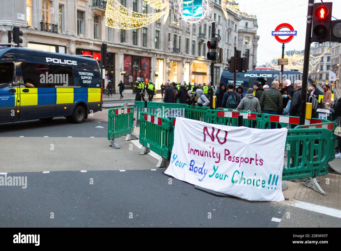 Anti-Lockdown Protest, London, 28. November 2020. Ein Protestbanner hing im Oxford Circus. Stockfoto