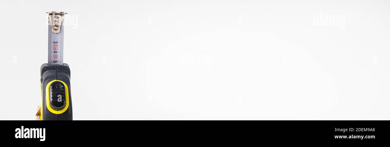 Das Roulette ist Metall, um die Länge auf einem zu messen Weißer Hintergrund mit Platz für Text im Copyspace Stockfoto