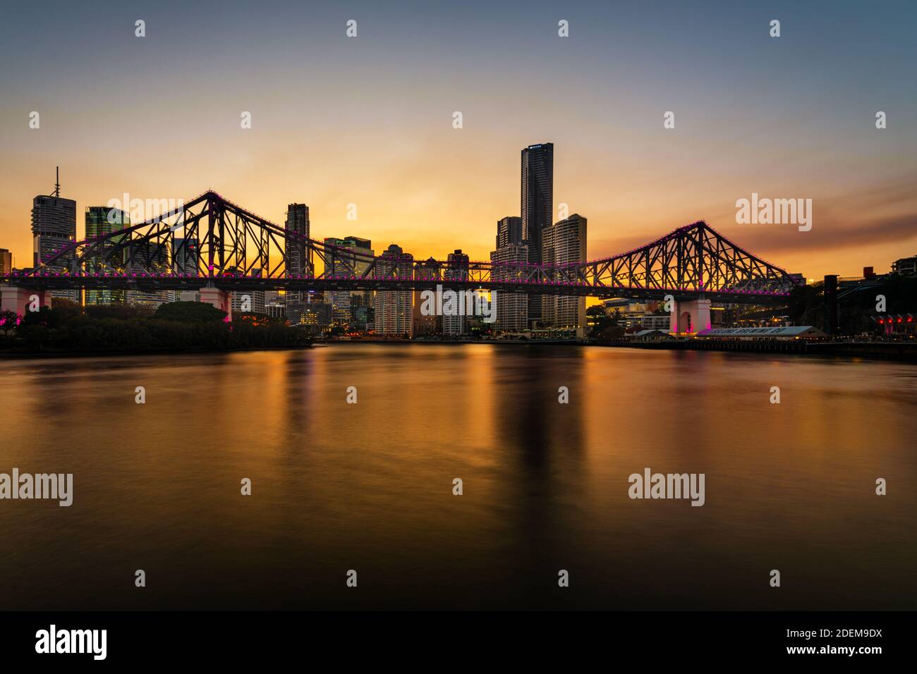 Farbenfrohe Sonnenuntergänge über Brisbanes Stadt und der Story Bridge. Stockfoto