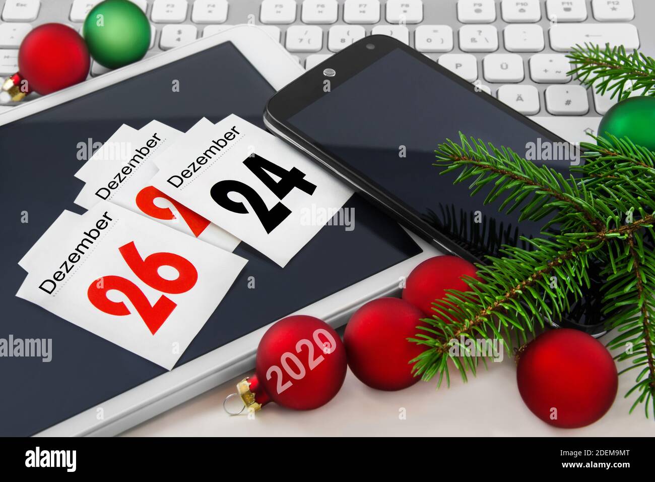 Weihnachtszeit Dekoration mit Handy, Tablet und PC Stockfoto