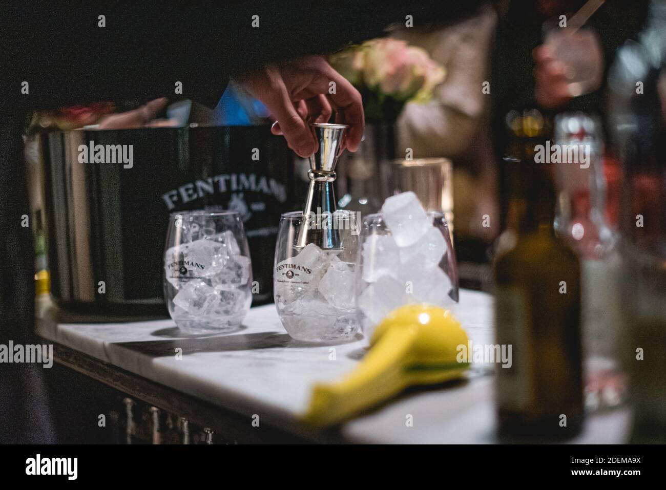 Barkeeper gießt Cocktail in Glas Stockfoto