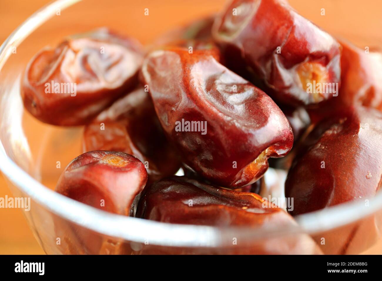 Nahaufnahme köstliche getrocknete Datteln in einer Glas-Kompott-Schüssel Stockfoto