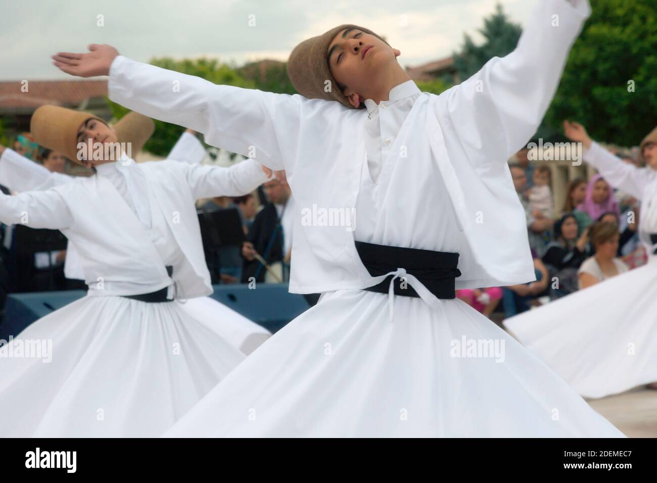 Konya, Provinz Konya, Türkei. Wirbelnde Derwische. Die UNESCO ernannte die "Mevlevi Sema Zeremonie" der Türkei (hier zu sehen) zu den Meisterstücken von Stockfoto