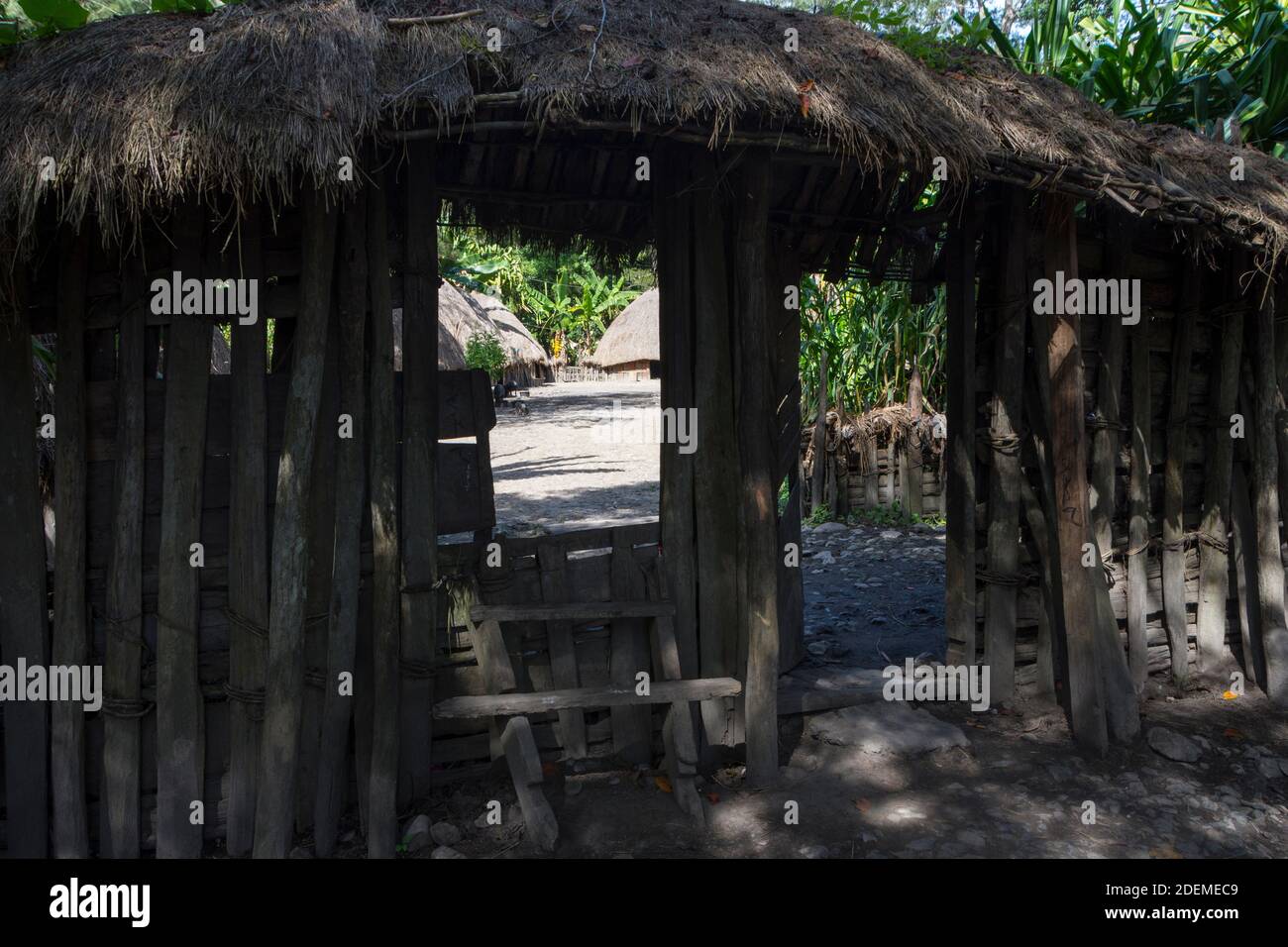 Blick durch den Eingang des Geheges eines Dani-Dorfes in den Highlands von West Papua, Indonesien. Stockfoto