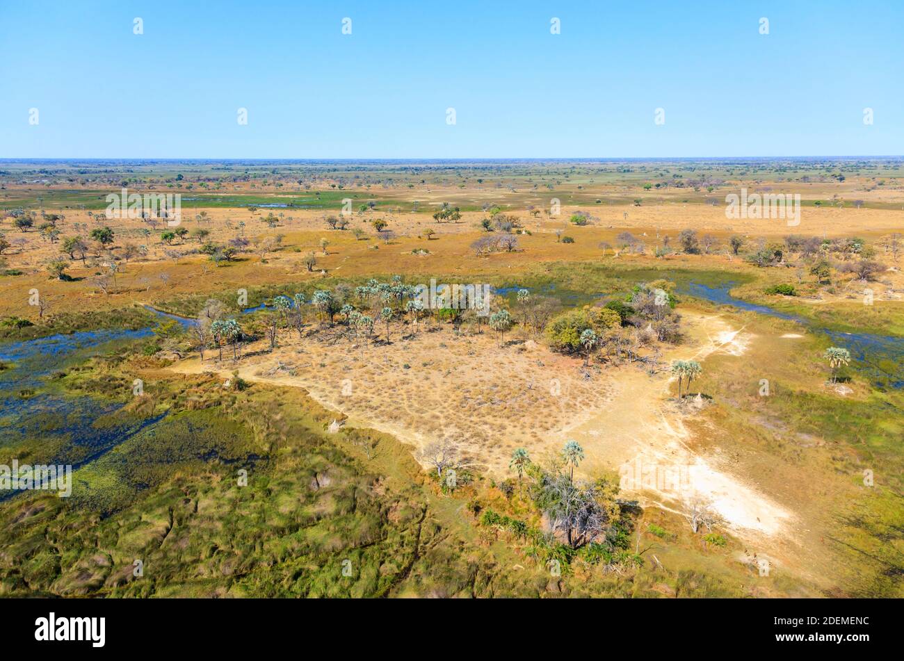 Panorama-Luftaufnahme über die Landschaft des Okavango-Deltas, die sich dem Flugplatz Nxabega nähert, Nord-Botswana, Süd-Afrika Stockfoto