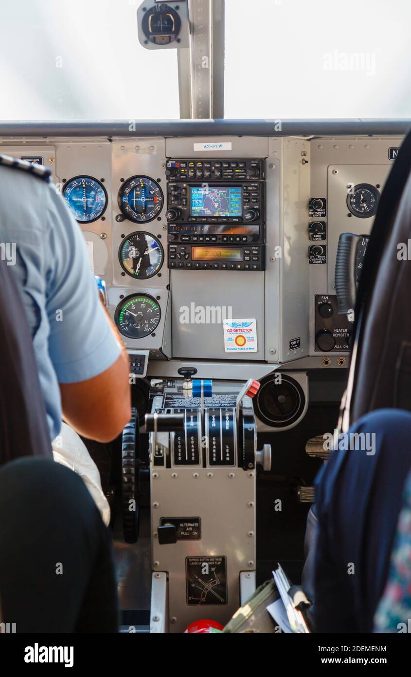 Innenansicht des Cockpits und Steuerung eines Cessna-Leichtflugzeugs, das von Mack Air vom Flughafen Maun, Botswana, Südafrika, betrieben wird Stockfoto