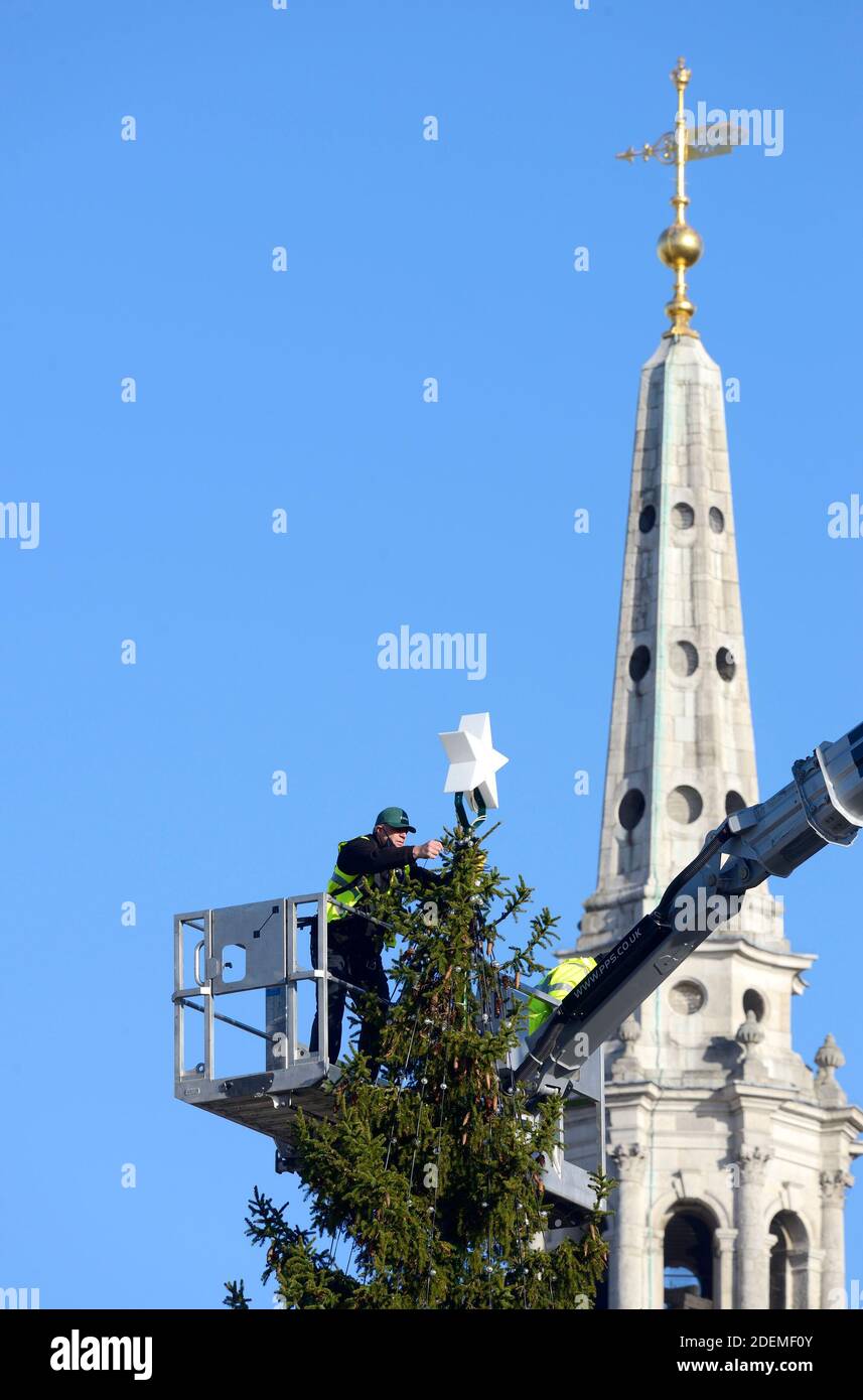 London, Großbritannien. Dezember 2020. Arbeiter befestigen den Stern auf dem traditionellen Trafalgar Square Weihnachtsbaum, der jedes Jahr von den Menschen in Norwegen gespendet wird. Quelle: Phil Robinson/Alamy Live News Stockfoto