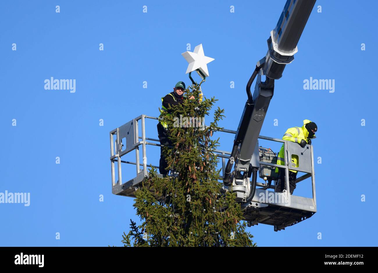 London, Großbritannien. Dezember 2020. Arbeiter befestigen den Stern auf dem traditionellen Trafalgar Square Weihnachtsbaum, der jedes Jahr von den Menschen in Norwegen gespendet wird. Quelle: Phil Robinson/Alamy Live News Stockfoto