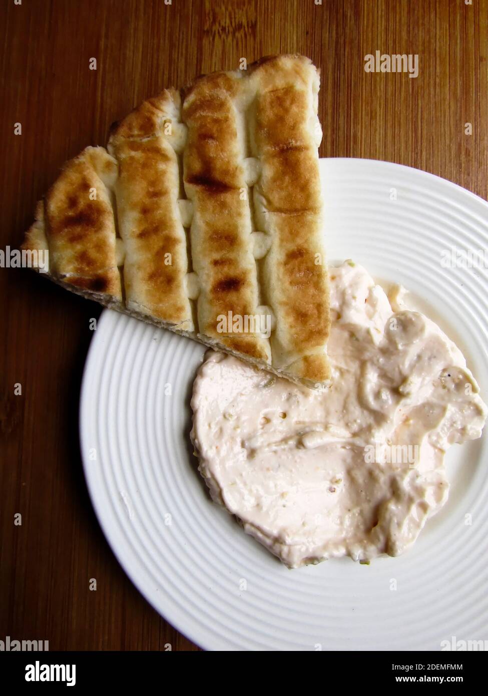 Hausgemachtes Pita-Brot mit Tirokafteri (Pfeffer und Käse-Dip) Stockfoto