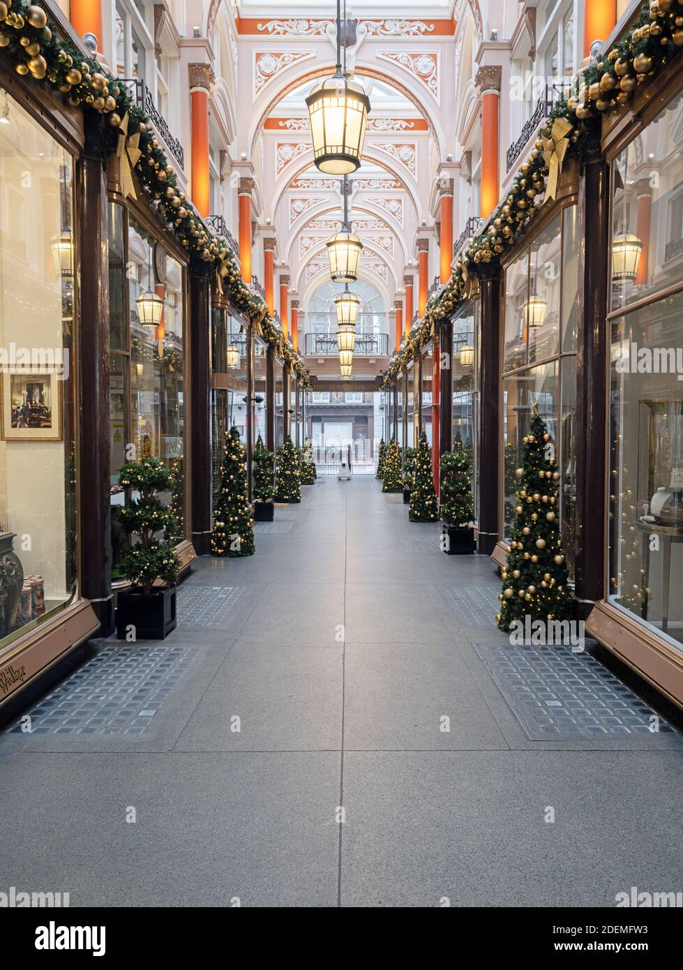 GROSSBRITANNIEN / England / London / Lockdowns sind für viele Luxushändler in der Royal Arcade in der Old Bond Street ein harter Schlag gewesen. Stockfoto