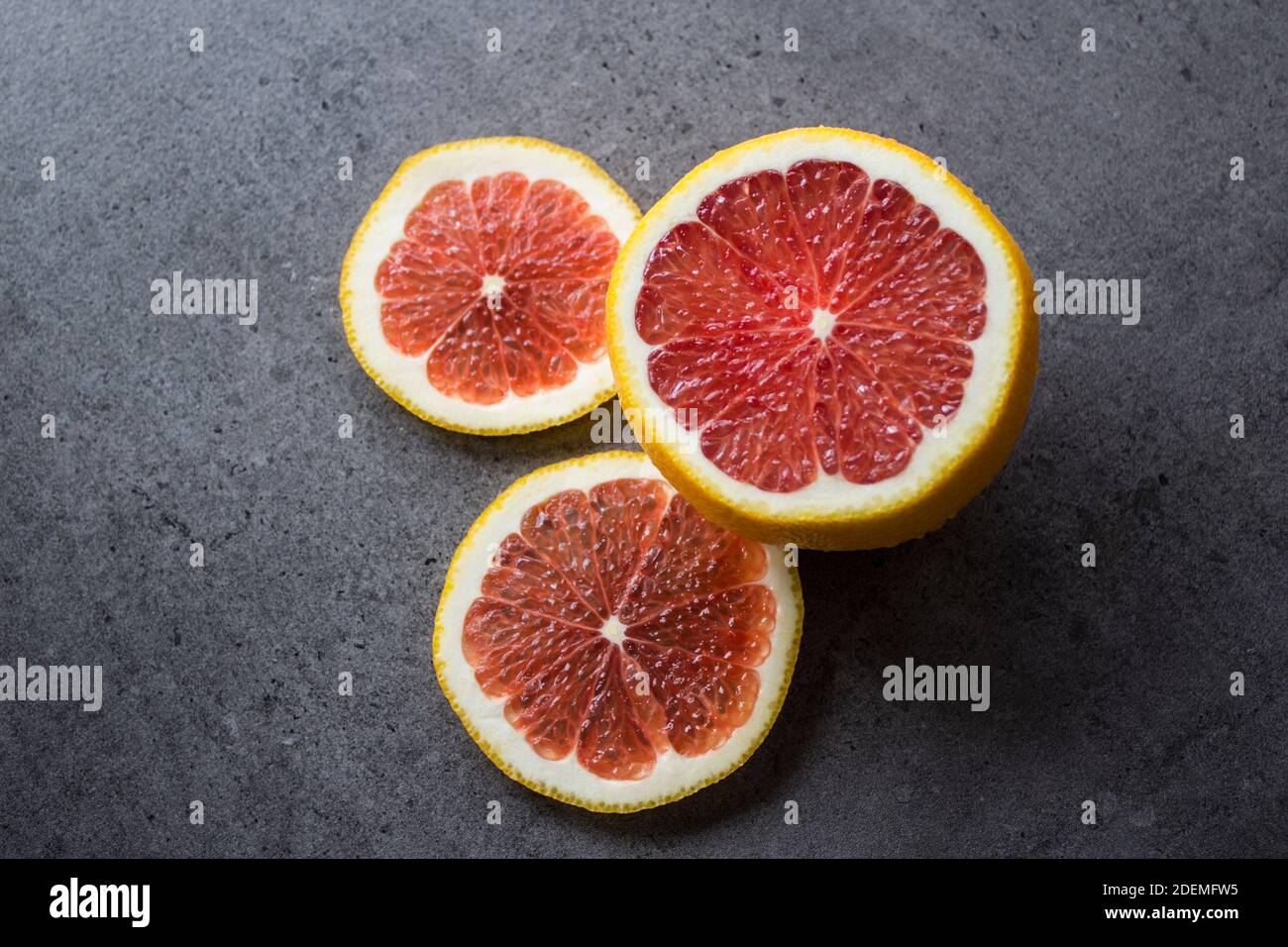 Makrofoto mit Blutorange. Frucht Textur Nahaufnahme. Nahaufnahme mit Zitrusstruktur. Juicy Orangen Draufsicht Foto. Stockfoto