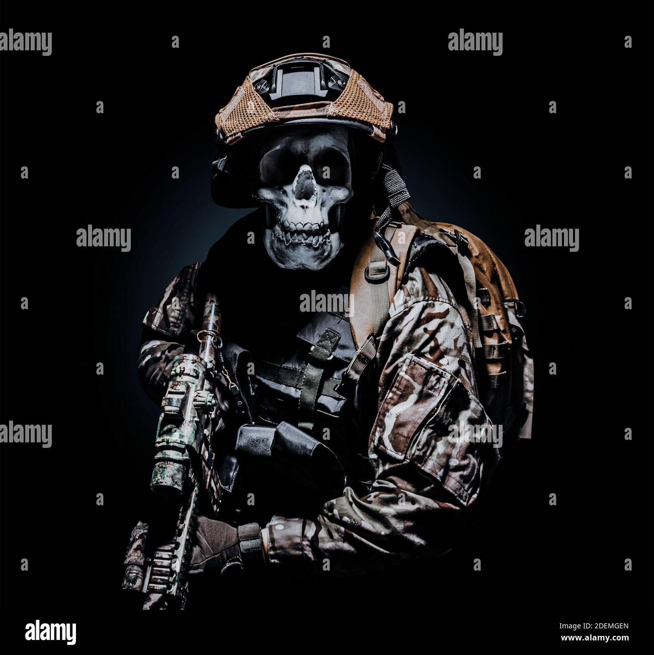 Foto von einem voll ausgestatteten Skelett Zombie Soldat in gepanzerter  Weste stehen und halten Gewehr auf schwarzem Hintergrund Stockfotografie -  Alamy