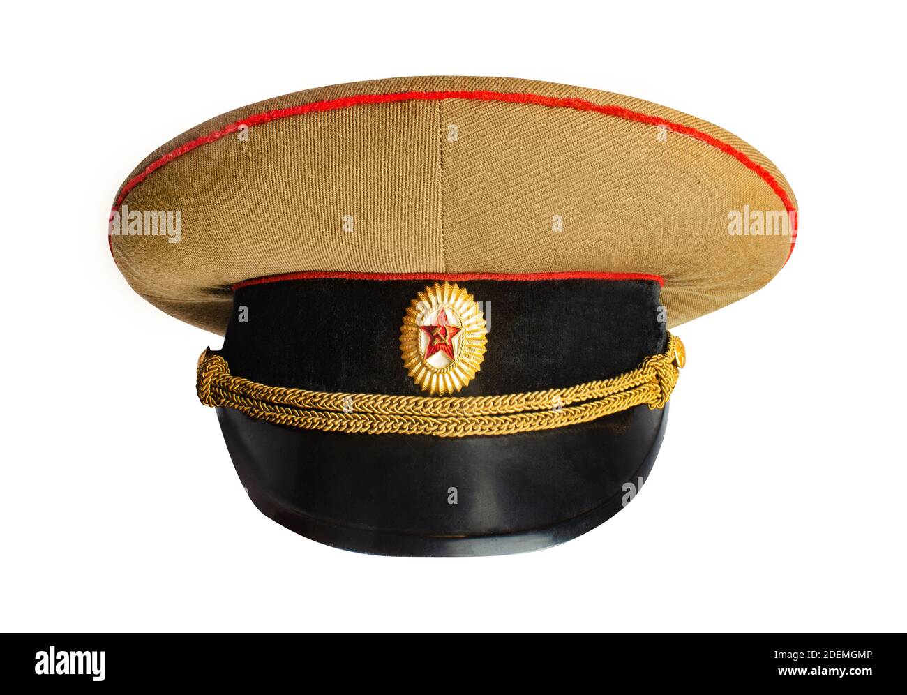 Isoliertes Foto von einem sowjetischen Offizier Militär Höhepunkt Kappe auf weißem Hintergrund. Stockfoto