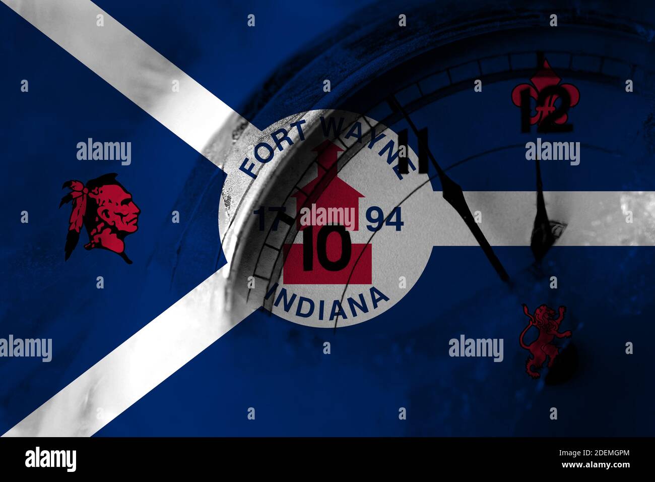 Vereinigte Staaten von Amerika, Amerika, US, USA, American, Fort Wayne, Indiana Flagge mit Uhr in der Nähe von Mitternacht im Hintergrund. Happy New Year Konzept Stockfoto