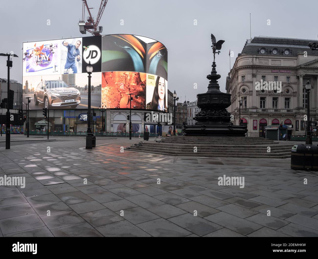 Leerer und verlassener Piccadilly Circus, London während der zweiten landesweiten Sperre in England. Stockfoto