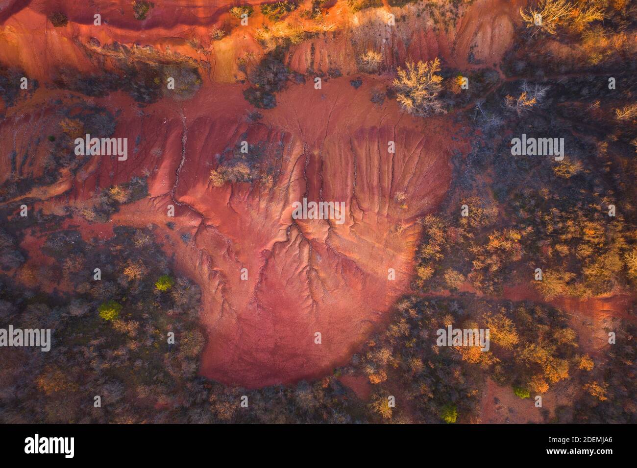 Gant, Ungarn - Luftaufnahme der verlassenen Bauxitmine, Bauxitformation, die roten Berge, die Marsoberlandschaft ähneln Stockfoto