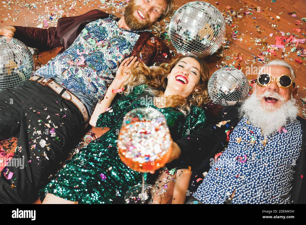 Verrückte Menschen feiern auf Neujahr Party zu Hause - Modefreunde haben Spaß zusammen Champagner trinken - Nachtleben und festkonzept - Fokus auf ce Stockfoto