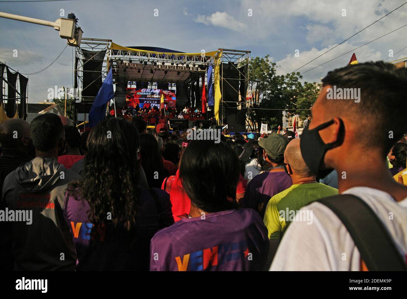 Anhänger der Regierungspartei PSUV nehmen am 30. November 2020 am Ende der Kampagne in San Francisco, Venezuela, an einer Kundgebung Teil. Angeführt vom Vizepräsidenten der Diosdado Cabello-Partei vor einer Menschenmenge, entgegen den Einschränkungen, die die nationale Regierung selbst angesichts der Coronavirus-Pandemie auferlegt hat. Der Ort hatte nicht die notwendigen Maßnahmen, um die vorgeschriebene soziale Distanz zu respektieren, um eine weitere Ausbreitung von covid-19 zu vermeiden. Während der Veranstaltung, Cabello bestand darauf, dass alle Abgeordneten, die in Zulia gewählt werden müssen "Chavistas", eine Region auch von Stromausfällen getroffen, der Mangel an Stockfoto