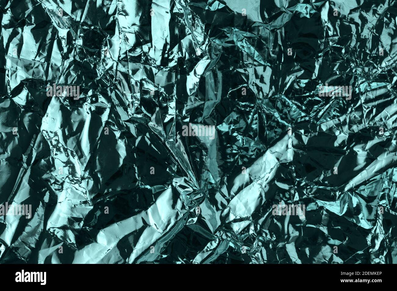 Abstraktes Muster aus Metall. Zerknittertes Metallpapier. Tidewater grüne Farbe Stockfoto