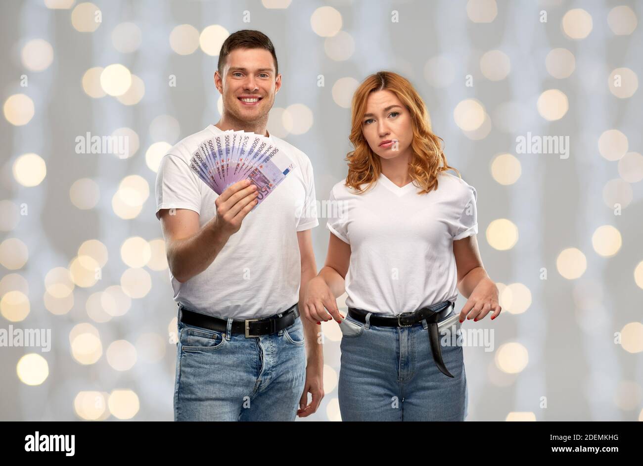 Paar mit Euro-Geld und leeren Taschen Stockfoto