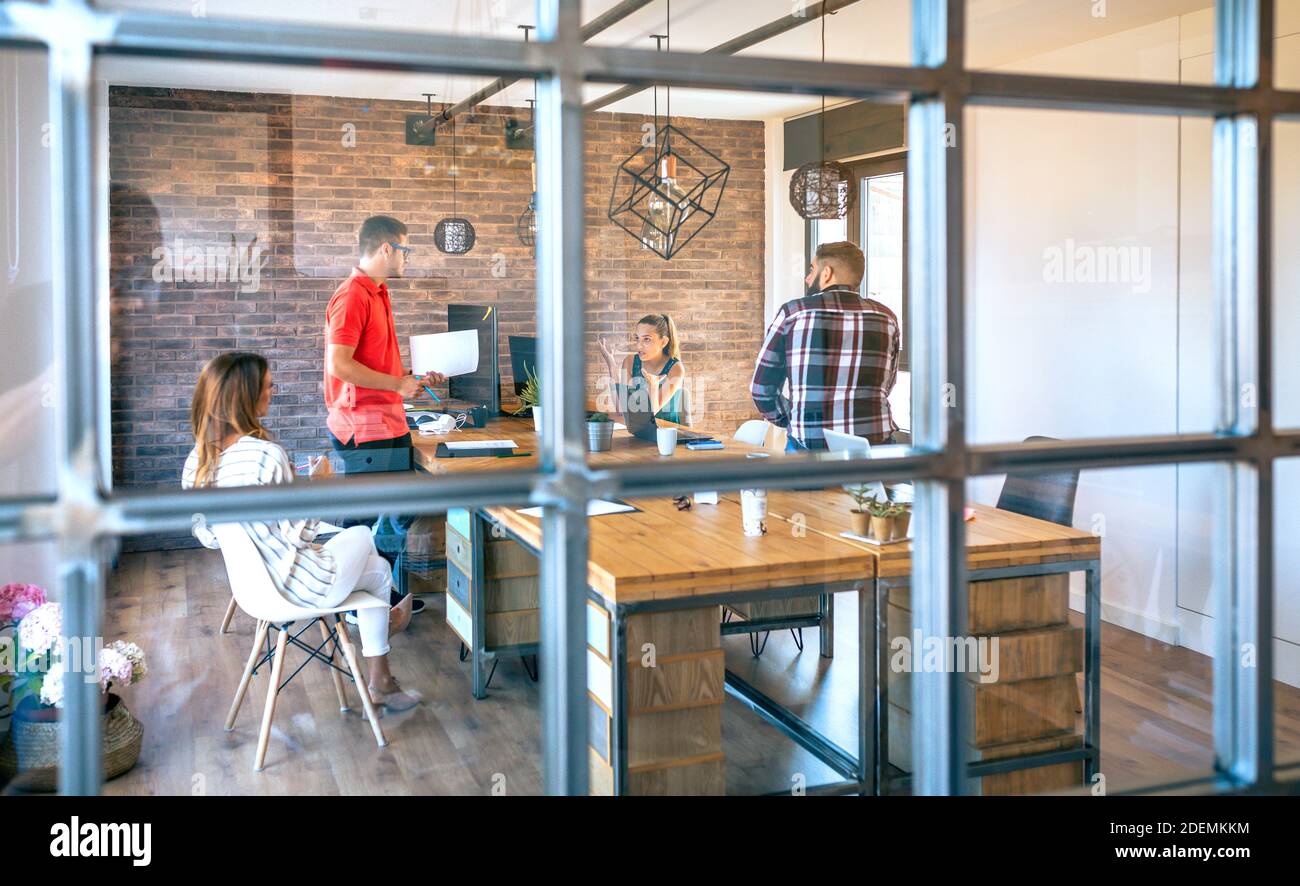 Junge Kollegen streiten in einem Arbeitstreffen Stockfoto