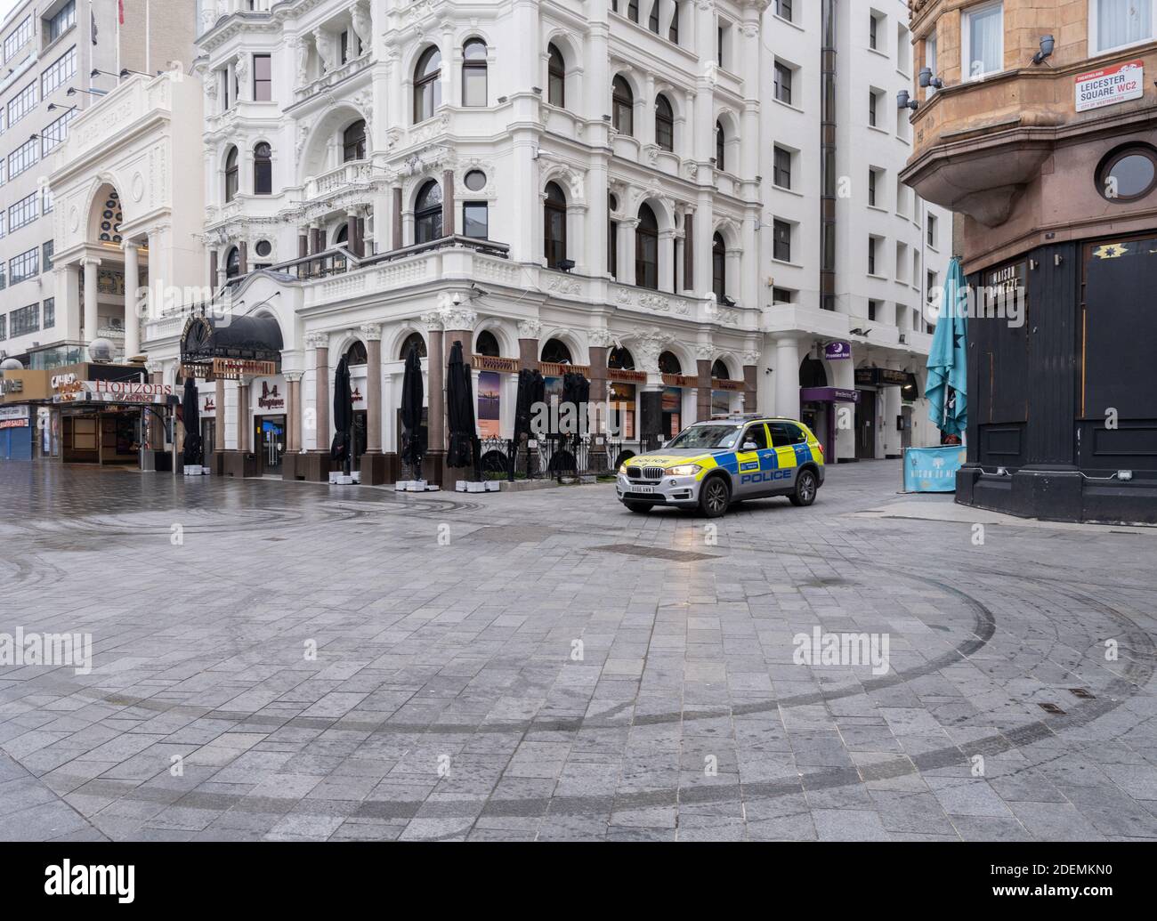 GROSSBRITANNIEN / England / London /Polizeipatrouille Leicester Square . Die Straßen waren unheimlich verlassen und die Besucherzahlen fielen um 66 Prozent gegenüber dem Vorjahr. Stockfoto