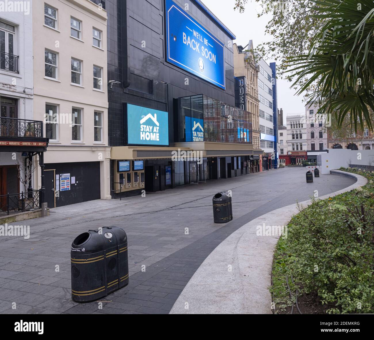 GROSSBRITANNIEN / England / London / leuchtet blau mit Appellen zu Hause Zeichen im Odeon Kino in Leicester Square zu bleiben. Stockfoto