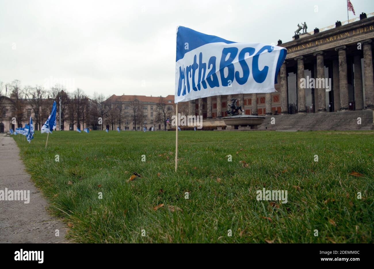 Berlin, Deutschland. Dezember 2020. Hertha BSC Flaggen stehen vor dem Alten Museum am Lustgarten. Vor dem dritten Bundesliga-Duell gegen den Stadtrivalen 1 FC Union am 4. Dezember im Olympiastadion wurden in der Nacht in einer Fanaktion an mehreren Plätzen in Berlin blau-weiße Hertha-Flaggen platziert. Quelle: Paul Zinken/dpa/Alamy Live News Stockfoto