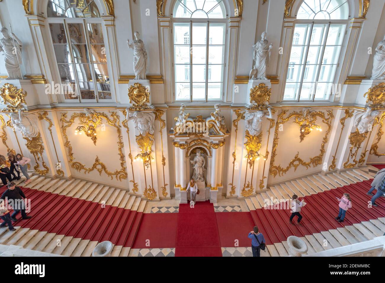 Sankt Petersburg, Russland. Das Innere des russischen Staatsmuseums der Eremitage. Tolles Zimmer, Wände und Decken mit barocken Ornamenten dekoriert Stockfoto