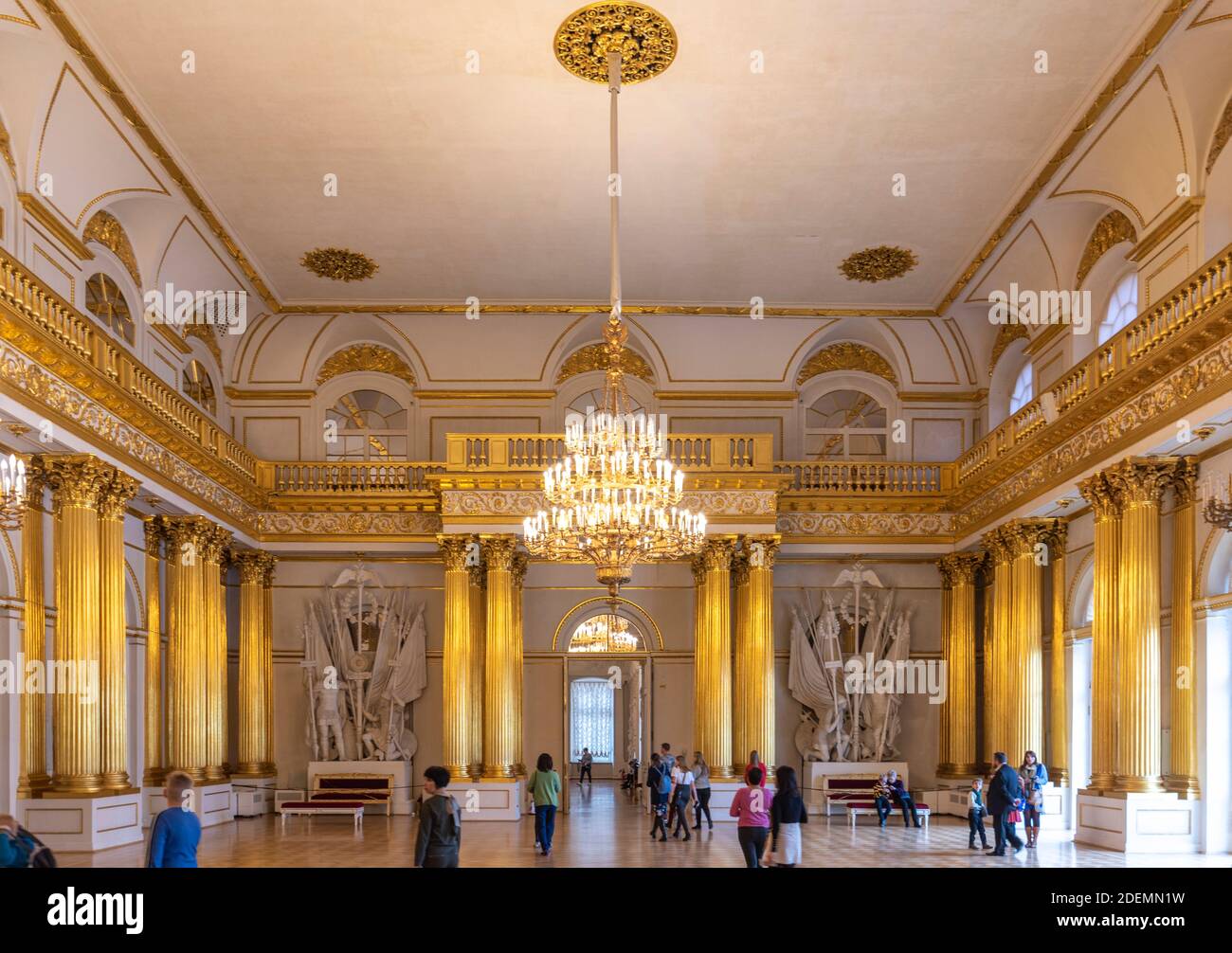 Sankt Petersburg, Russland. Das Innere des russischen Staatsmuseums der Eremitage. Tolles Zimmer, Wände und Decken mit barocken Ornamenten dekoriert Stockfoto