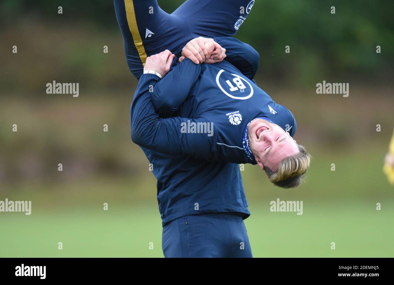 Oriam Sports Centre Riccarton, Edinburgh. Schottland, Großbritannien. , . Schottland Rugby-Team Trainingseinheit für Herbst Nations Cup Spiel weg nach Irland . Scotlands Duhan van der Merwe gibt einen Aufzug zu Kapitän Stuart Hogg. Kredit: eric mccowat/Alamy Live Nachrichten Stockfoto