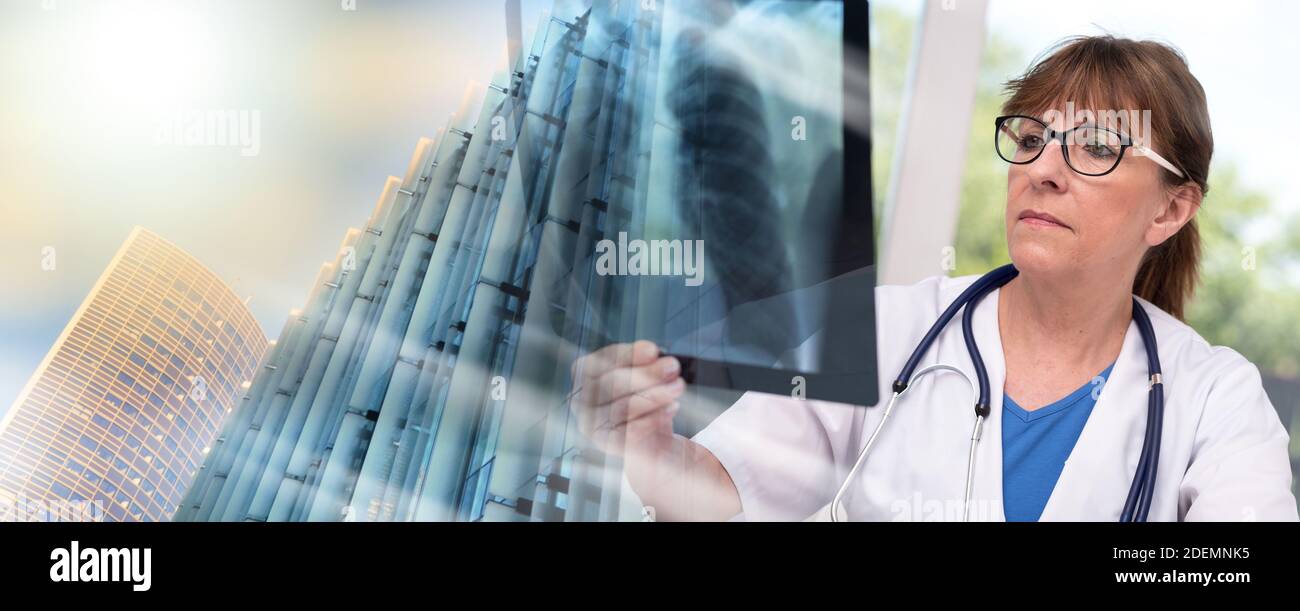 Ärztin, die Röntgenbericht in der Arztpraxis untersucht; Mehrfachexposition Stockfoto