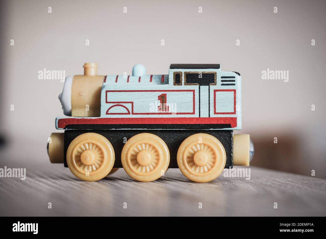 POZNAN, POLEN - 12. Nov 2016: Thomas Holzspielzeugzug Lokomotive auf einem Tisch Stockfoto