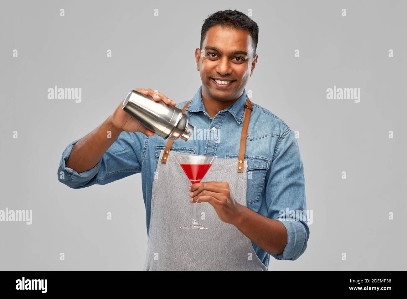indischer Barkeeper mit einem Glas Cocktail und Shaker Stockfoto