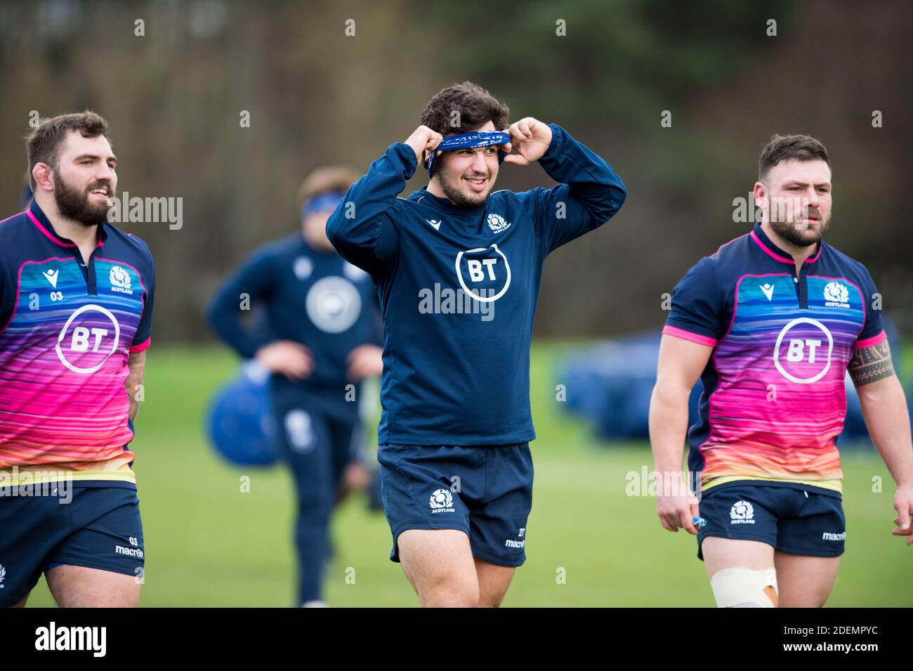 Autumn Nations Cup Serie: L bis R: ScotlandÕs Jamie Bhatti, Stuart McInally und Rory Sutherland während der Schottland Team-Training-Session, Oriam Sports Centre, Heriot-Watt University, Edinburgh Schottland, Großbritannien. Dezember 2020. Quelle: Ian Rutherford/Alamy Live News. Stockfoto