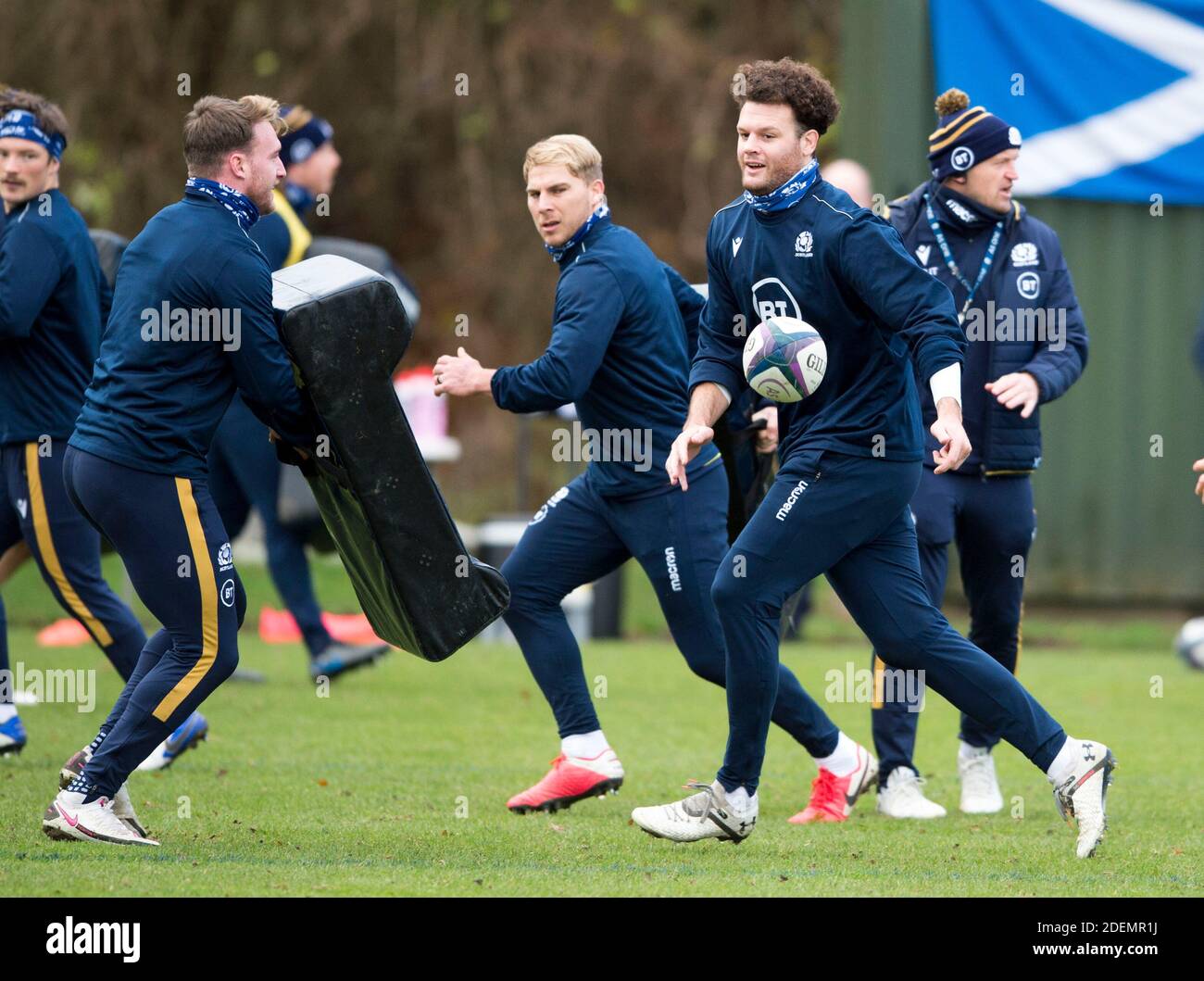 Herbst Nations Cup-Serie: ScotlandÕs Duncan Taylor entlastet den Ball während der Schottland-Team-Trainingseinheit, Oriam Sports Centre, Heriot-Watt University, Edinburgh Schottland, Großbritannien. Dezember 2020. Quelle: Ian Rutherford/Alamy Live News. Stockfoto